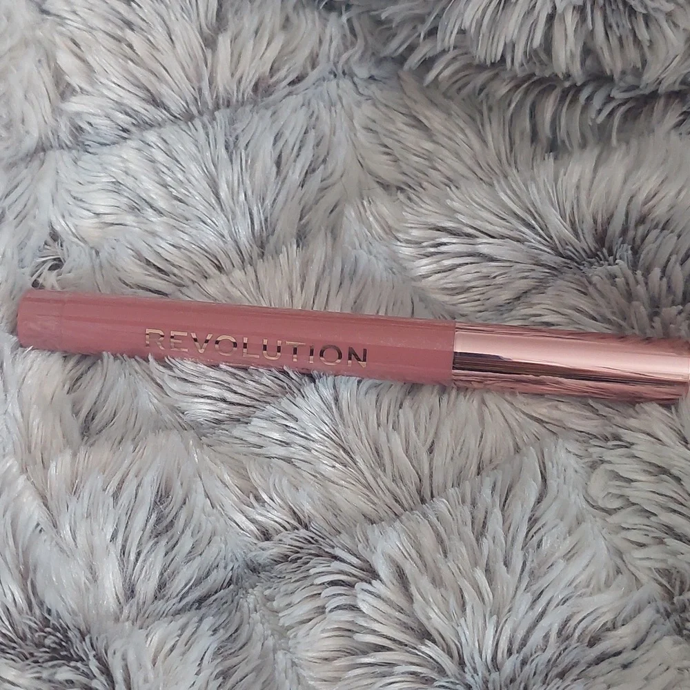 New makeup revolution‎ lip crayon Icon